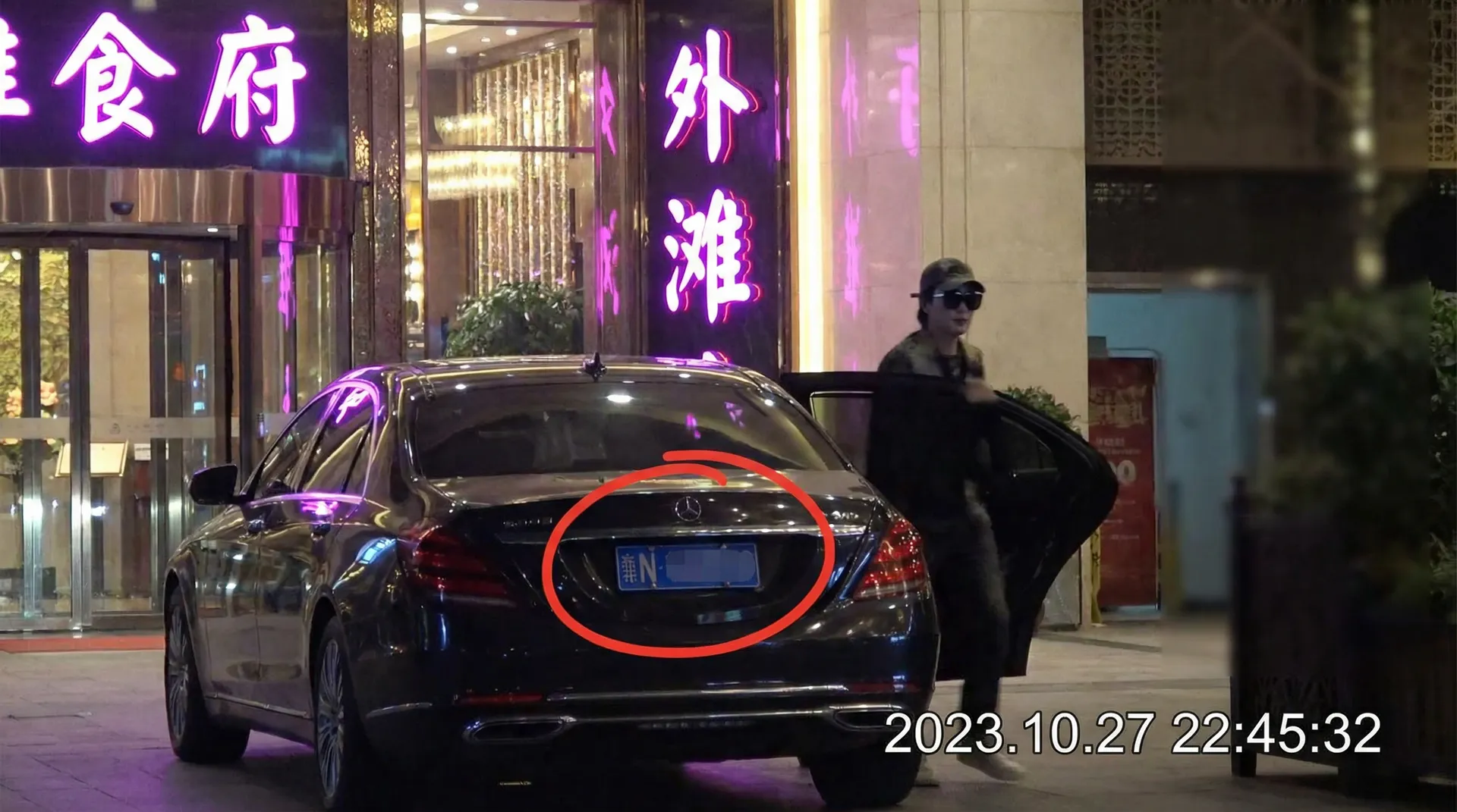 黑料暗网官网入口~黑料暗网最新地址_热门黑料暗网资源大全 - 豪车餐厅外被拍
